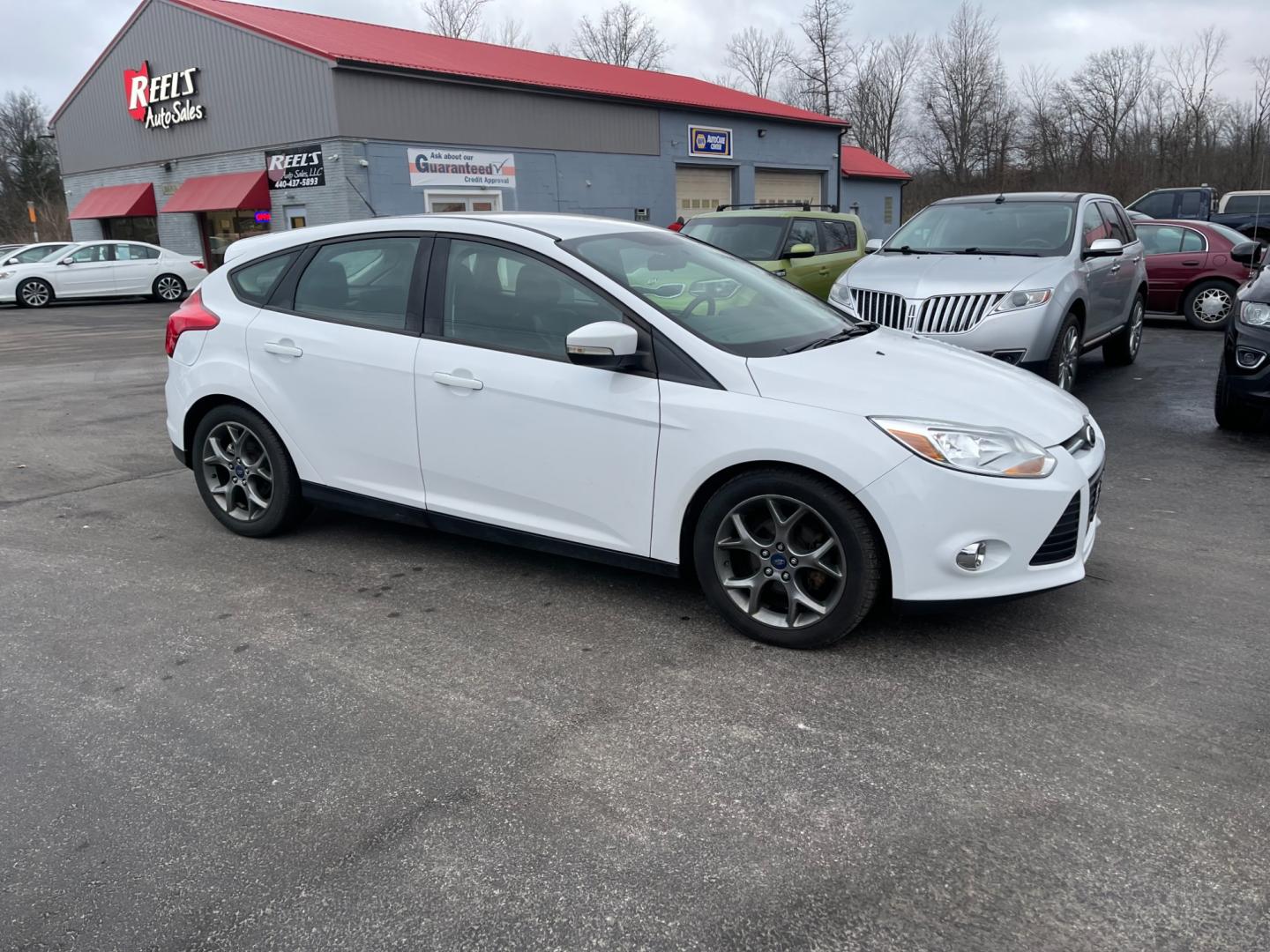 2013 White /Black Ford Focus SE Hatch (1FADP3K29DL) with an 2.0L I4 DOHC 16V engine, 6 Speed Automatic transmission, located at 547 E. Main St., Orwell, OH, 44076, (440) 437-5893, 41.535435, -80.847855 - Photo#3